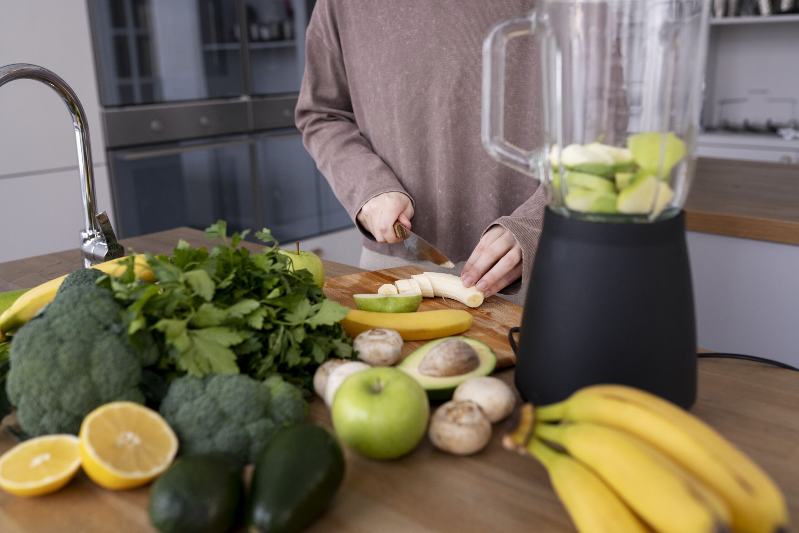 Alimentos Que Podem Ajudar a Combater a Retenção de Líquidos. Alimentação desempenha um papel crucial na gestão e combate desse problema.